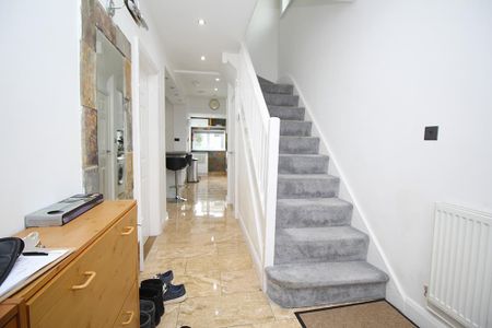 1 bedroom in a house share to rent - Photo 2