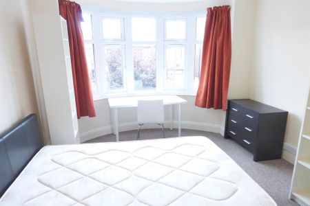 4 bedroom semi-detached house to rent - Photo 3