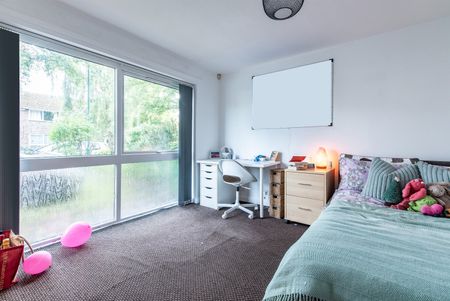 3 Bed Semi-Detached House, Martinmass Close, NG7 - Photo 2