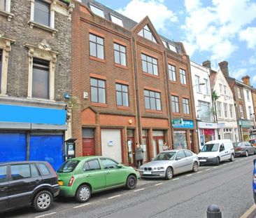 3 bedroom Flat To Let - Photo 3