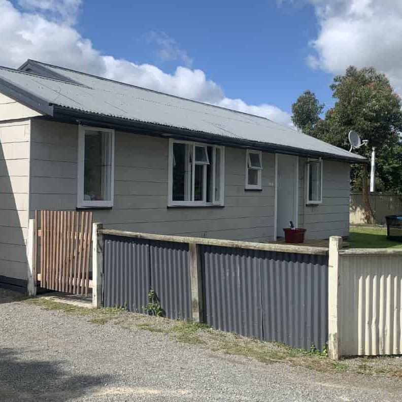 Three bedroom home - West side! - Photo 1