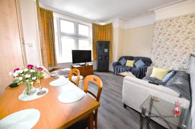 3 bedroom Flat in Wood Lane, Leeds - Photo 2