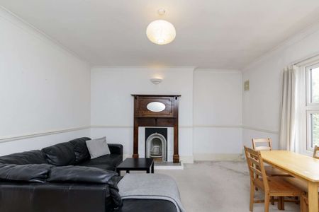 Attractive period conversion property with charm and character located on a popular, tree-lined street. - Photo 5