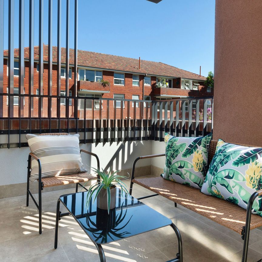 MODERN ONE-BEDROOM APARTMENT WITH PARK AND DISTRICT VIEWS - Photo 1