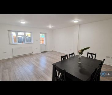 4 bedroom semi-detached house to rent - Photo 3