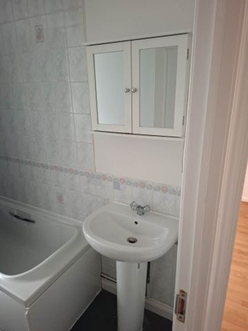 Price £1,200 pcm - Available Now - Unfurnished - Photo 3