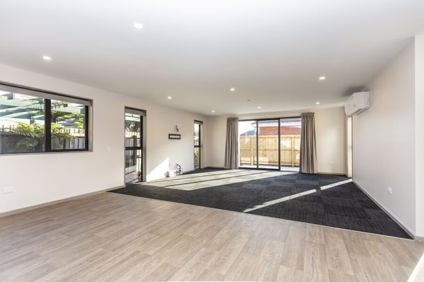 STUDENT ACCOMMODATION – Brand new 5-bedroom home - Photo 1
