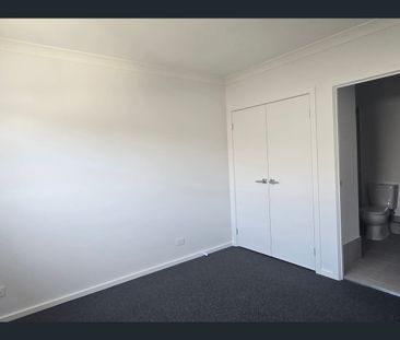 Brand New 5 Bedroom Home With Solar - Photo 4