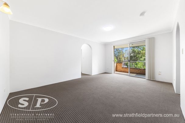 Top Floor Apartment! - Photo 1