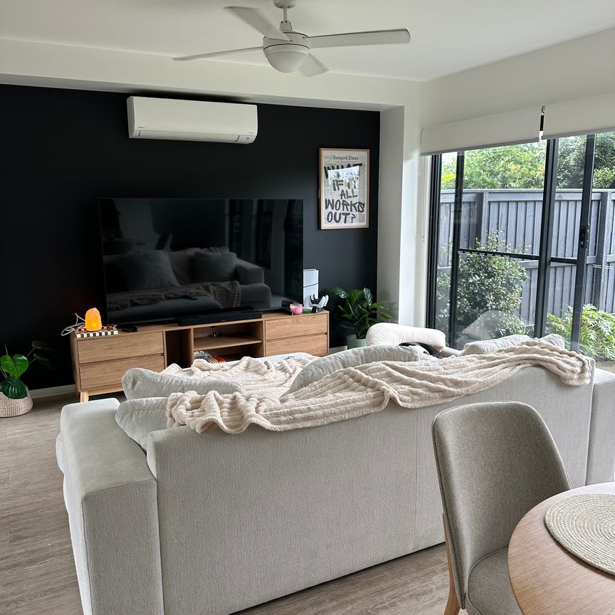 Palmview - Photo 1