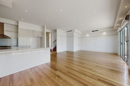 Stunning 4 bedroom home - Photo 5