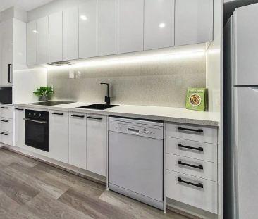 “Modern Comfort and Convenience in the Heart of Reservoir” - Photo 2