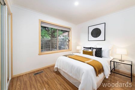 Love this low-maintenance corner home - Photo 3