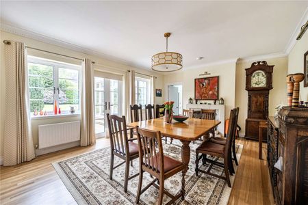A beautifully appointed family home in the heart of the New Forest. - Photo 3