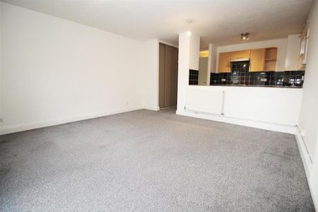 Ground floor flat to rent - Photo 2
