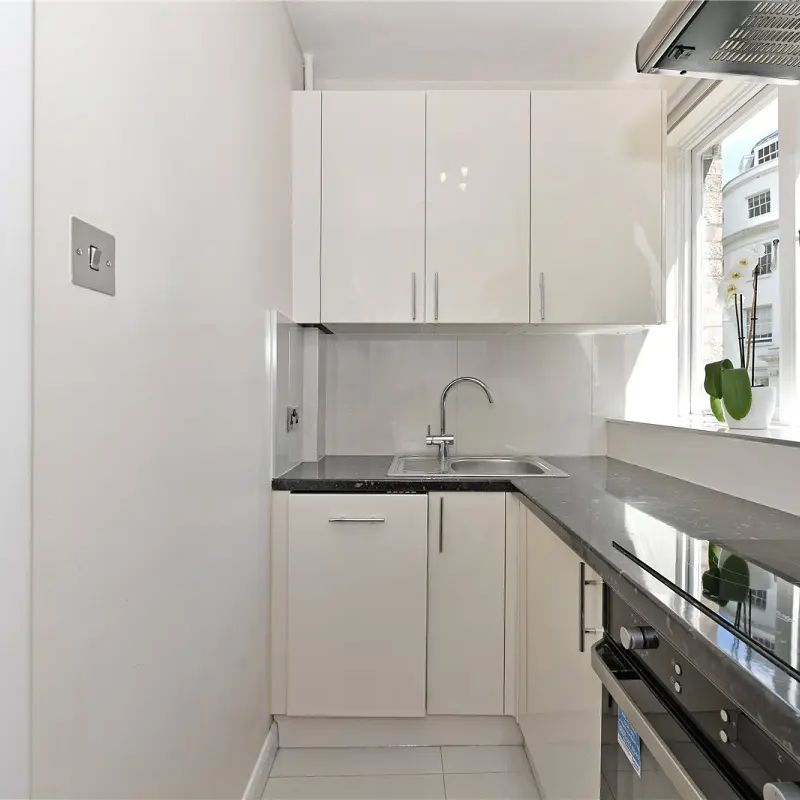 2 bedroom flat in London - Photo 1