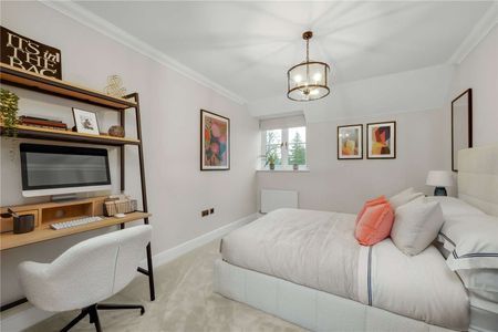 A traditional three-bedroom mews-style home overlooking a stunning landscaped courtyard. - Photo 4