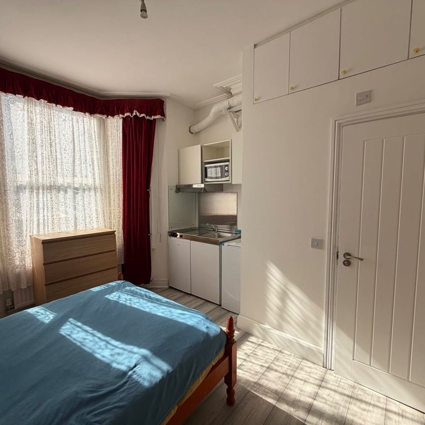 Studio Flat, Berens Road, NW10 - Photo 1