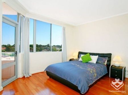 Two bedroom apartment with timber floor - Photo 2