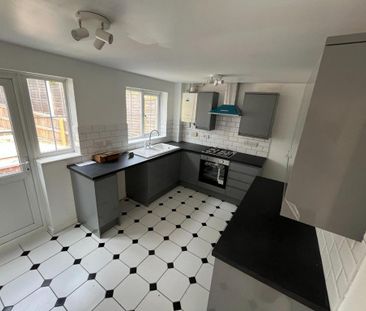 2 bedroom end of terrace house to rent - Photo 4