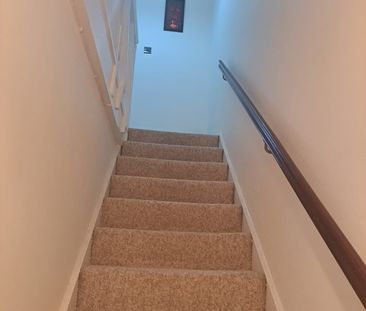 3 Bed Terraced House, Turnpike Link, CR0 - Photo 3