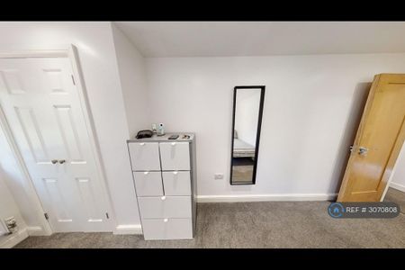 8 bedroom semi-detached house to rent - Photo 3