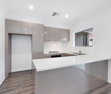 Immaculate 2 Bedroom Home in Superb Location! - Photo 1