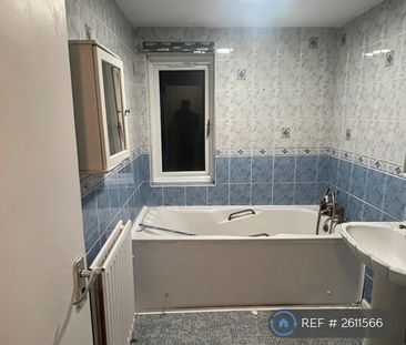 4 bedroom semi-detached house to rent - Photo 6