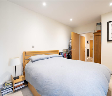 A stunning one-bedroom apartment for rent in Bermondsey, London, SE1 - Photo 2