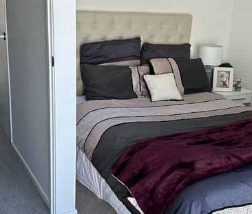 Modern Townhouse in Western Springs - Photo 3