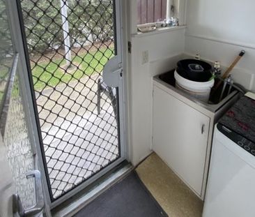 Two bedroom townhouse close to city - Photo 4