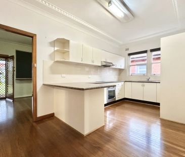 Spacious three-bedroom home in convenient location - Photo 2