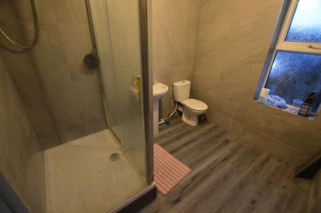 3 bedroom apartment to rent - Photo 4