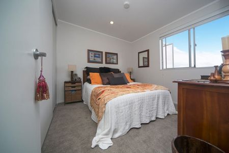 Entire 2 Bedroom Apartment – Central Onehunga - Photo 5