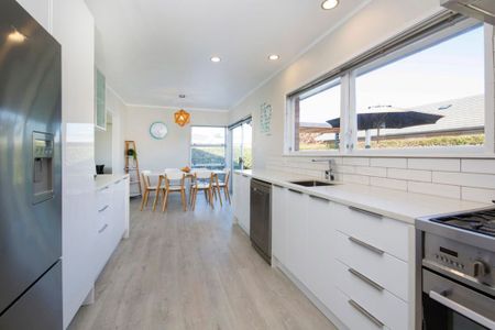 4 Bedrooms in Botany Downs - Photo 4