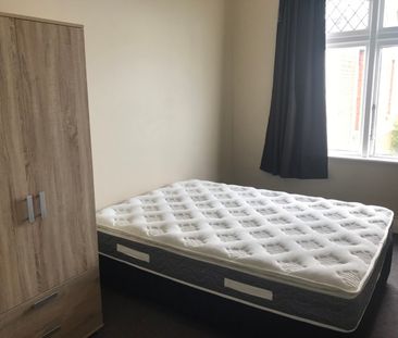 All inclusive rooms on Russell St - Available now - Photo 5