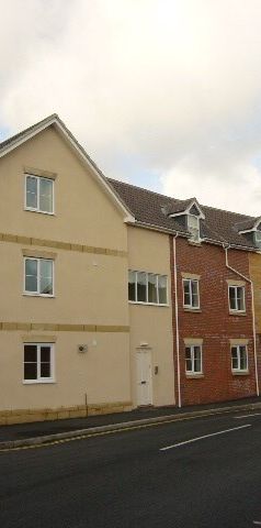 Cranleigh Court, Bridgwater - Photo 2