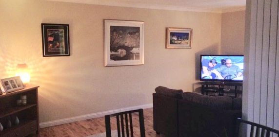 2 bedroom mews to rent - Photo 2