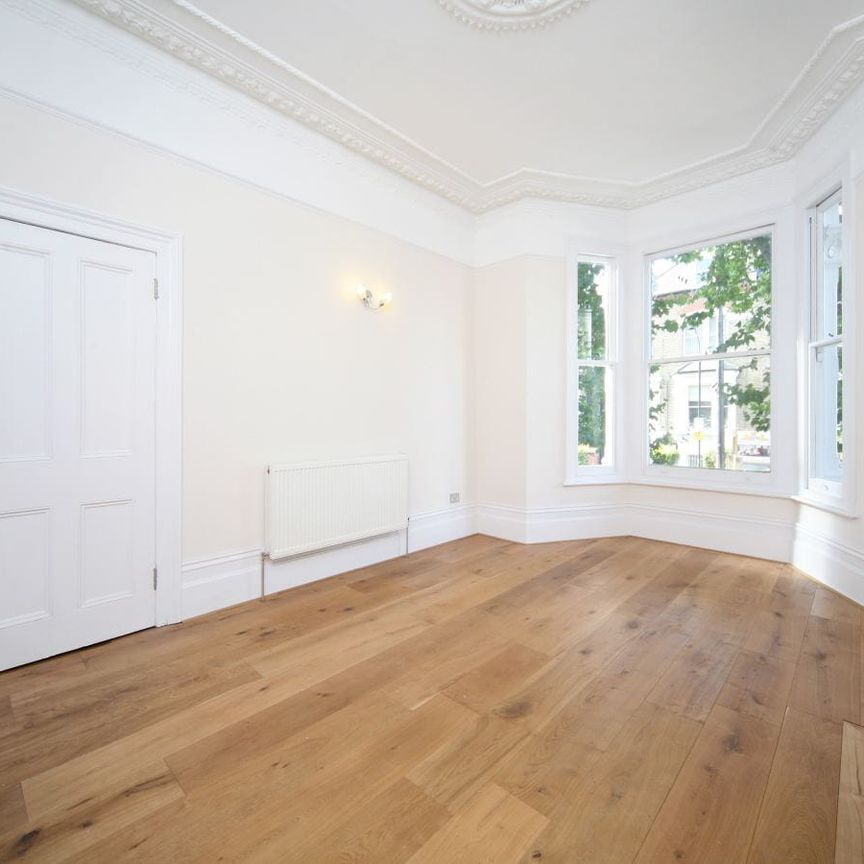 A spacious and recently refurbished 1 double bedroom flat on the raised ground floor of this period conversion conveniently located off the Fulham Road and Putney Bridge underground station. EPC rating C. - Photo 1