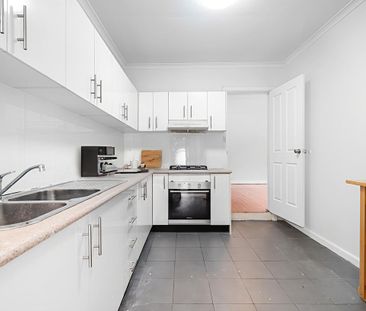 Charming & Freshly Painted 4-Bedroom Family Home - Photo 2