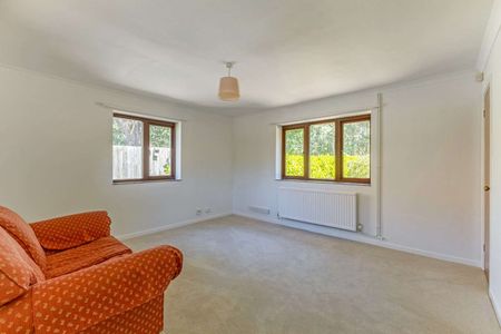 Substantial four-bedroom detached home set within generous private grounds available now - Photo 2