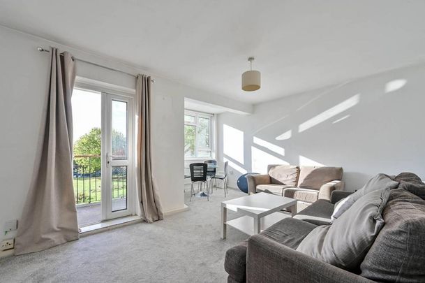 4 bedroom flat to rent - Photo 1