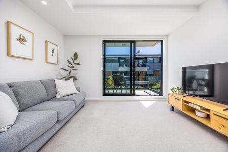 Located in the beautiful Mt Eden, this one bedroom apartment is finished to a high standard and available to be your new home! - Photo 3