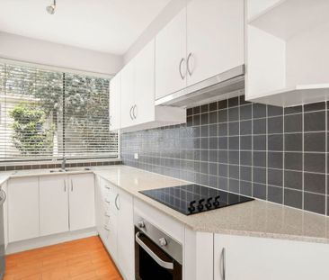 Two-Level Townhouse In Convenient Leafy Location - Photo 3