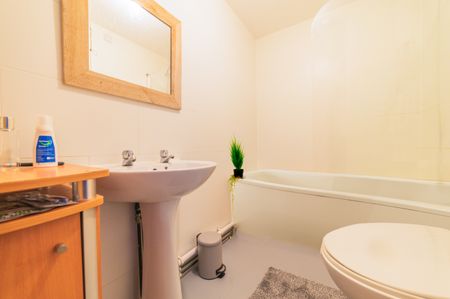 Maplewood Apartments, Llandaff North - Photo 2