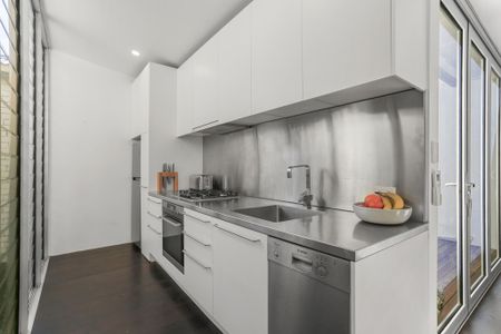 Elegant 3-Bedroom Home in Peaceful Lilyfield Pocket - Photo 2