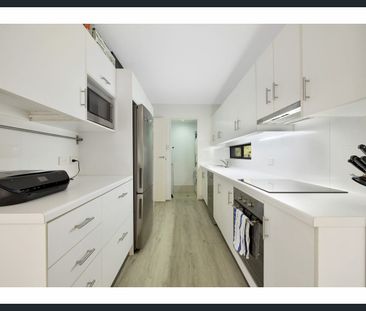 Partially furnished 2 bedroom apartment - moments to everything. - Photo 2