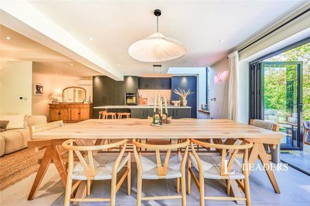 4 bedroom detached house to rent - Photo 4