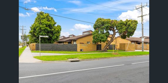 “WALKING DISTANCE TO THE HEART OF CLAYTON" 6 month lease only - Photo 2