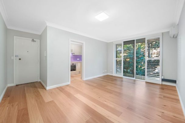 Stylishly renovated parkside apartment offering convenience and serenity - Photo 1